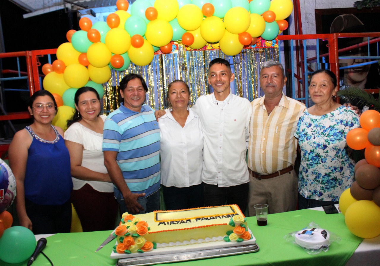 Paula Herrera, Leidy Katerin Herrera, José Perdomo, Miryam Palomares, la cumpleañera; Jhonatan Palomares, Sergio Hernandez y Elcira García